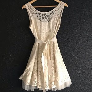 Lace detailed dress